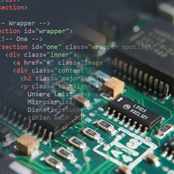 Bild von code mit überblendung in eine PCB